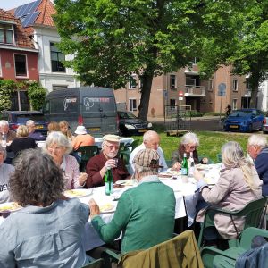 10 mei 2016. De aspergelunch van buurtvereniging Knake op het Nonnenveld.