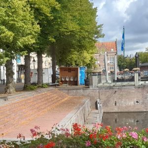 21 augustus 2026. Uitzicht op de pisbakken voor het wijnfestival van morgen.