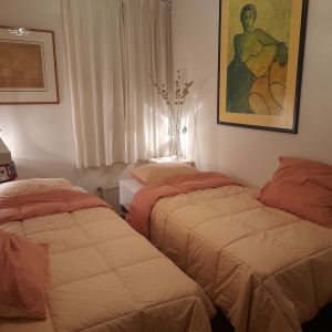 25-11-2025. Onze nieuwe bedden. Te groot voor een dubbel bed. Nu kun je tussen de bedden door lopen.