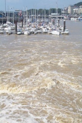 De spuistroom loopt recht door de jachthaven. De foto is genomen op dezelfde plek als die van gister, vanaf de brug over de spuisluis