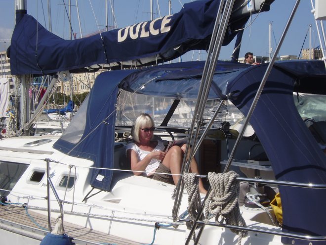 We doen niets anders dan in de zon zitten en lezen