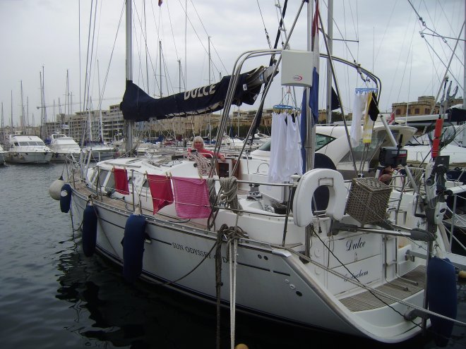 Met de buiskap en de kuiptent eraf lijkt de boot niet meer zo erg op een caravan