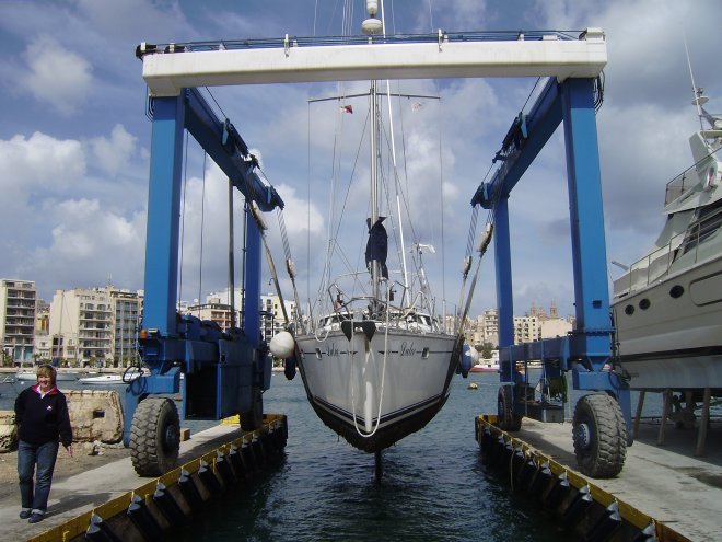 Dulce wordt na 21 maanden uit het water getild. Op de achtergrond de boulevard van Sliema. Daar is ons flatje. Links loopt Gerda Bol