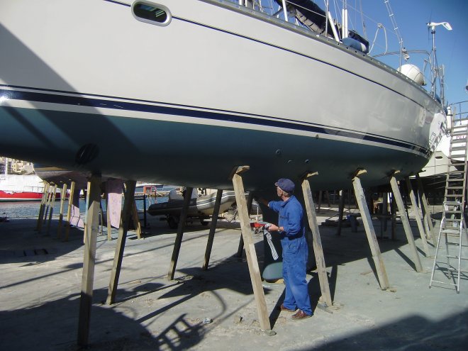 Het aanbrengen van de tweede laag antifouling