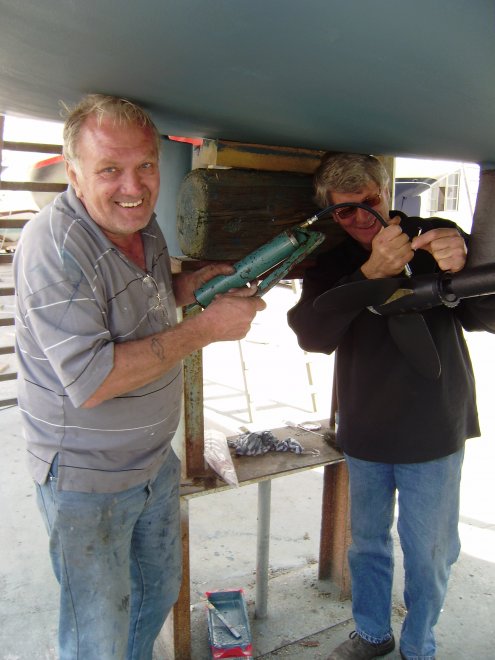 Piet Kok (l) en Johan Huy pompen met kennelijk genoegen vet in mijn MaxProp vaanstandschroef