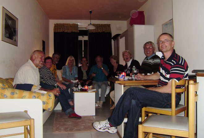 Verjaardag van Ans en Miranda op ons flatje. Vlnr. Nanning, Josje, Jaap, Ans, Miranda, Tom, Gerda, Diana, Fred en Gerard. Lord Byron staat onder een handdoek rechtsboven op de kast. Foto met de zelfontspanner