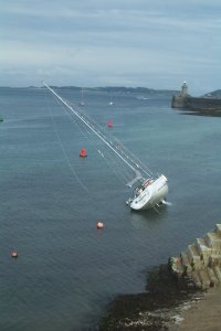 Met het tij te ver afgaand wilde deze schipper nog gauw even tanken, liep vast en kwam niet meer vlot. Nu wacht hij tot hoogwater en hoopt dat er niks beschadigd is.