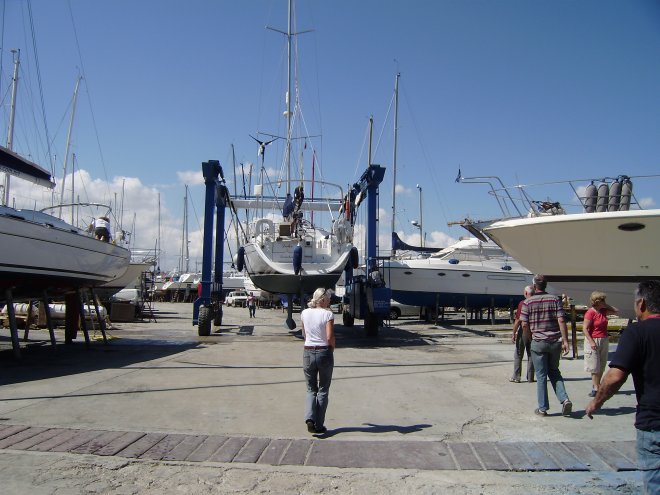 De botenlift rijdt onze Dulce naar de plek waar ze te water gaat. In het midden loopt Ans