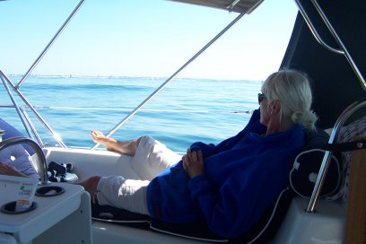 Slome deining, brandende zon en windstilte voor de noordkust van Bretagne