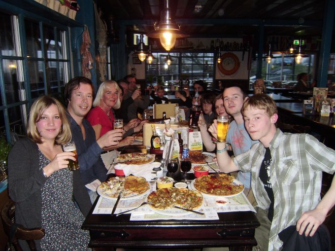 Aan de lange tafel in de Pannenkoekenbakker te Woudrichem. Niet iedereen is goed te zien. Vlnr. Floor, Pijke, Ans, in de verte Michel en Barbara en hun kinderen, verder net zichtbaar Esther, Rommert en Bas. Tessa en Jeff kun je niet zien