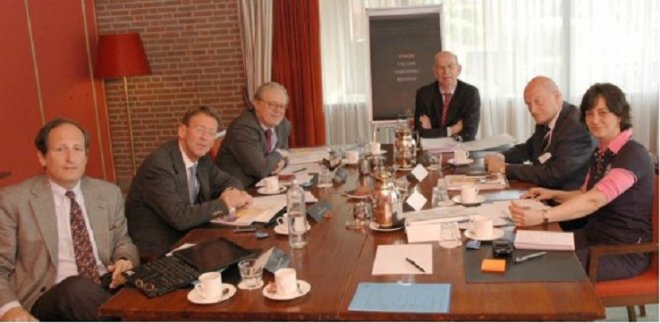 De onderzoekscommissie van MST. Vlnr. prof.dr.R.S.Kahn, psychiater, prof.dr.Ph.Scheltens, neuroloog, drs.J.Hamel, oud-bestuurder AZG , mr.S.S.Rijpma, advokaat, prof.dr.W.Lemstra, oud-voorzitter NVZ (voorzitter) en mw.mr.M.de Lint (secretaris) Foto MST.