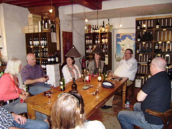 De stamtafel in Wijnhuis Heukelum. Tweede van rechts is wijnhandelaar Inge Hogerdijk