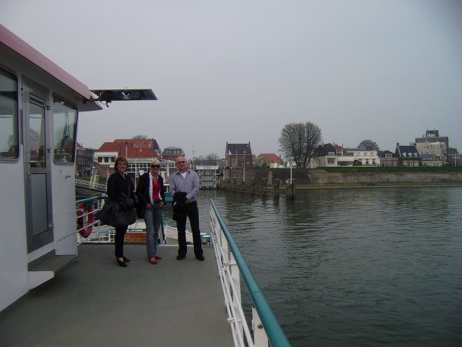 Met Marina en Wiebe op de veerpont naar Woudrichem. Achter hen de Gorcumse stadswal en het sluisje naar de Lingehaven