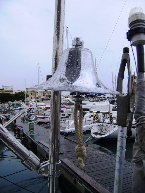 De nieuwe scheepsbel van 1 euro fleurt deze miezerdag enigszins op