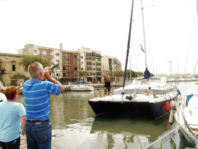 Nanning en Miranda vertrekken, uitgewuifd en uitgetoeterd door de andere Nederlanders. Links Josje en Gerard (de rest kreeg ik er zo snel niet op) Let op het blinde hondje Pukkie op het voordek