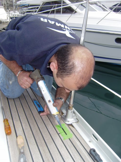 Gisteren verving Lino een slechte rubber in het teakdek