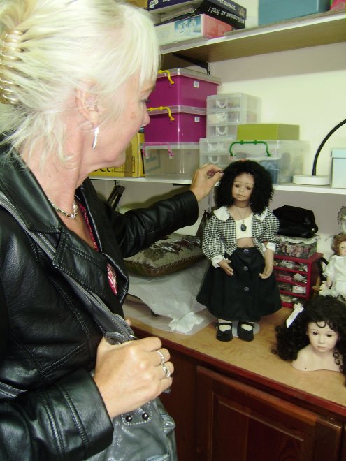 In het poppenatelier van Jeannette Huy wordt Ans verliefd op deze pop, die sprekend lijkt op Vanessa, een vriendin van haar dochter Tessa