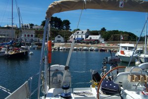 Port Tudy, vanaf de boot zie je de terrassen langs de haven
