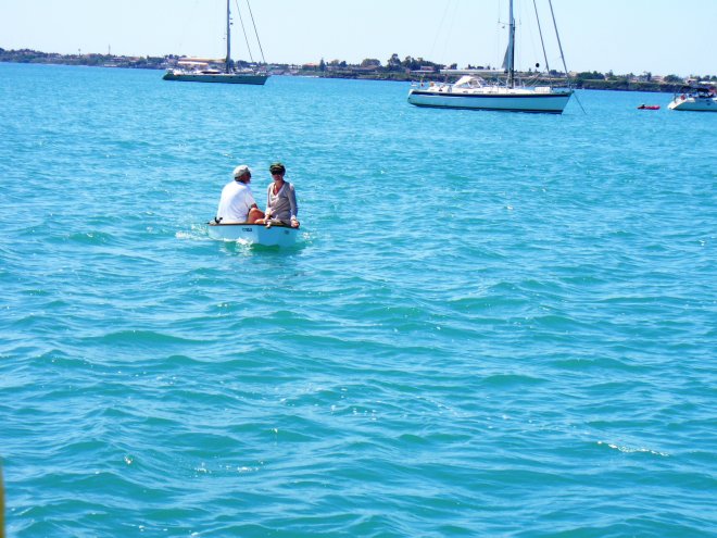 Jaap maakte deze foto toen we gisteren in ons nieuwe bijbootje kwamen aantuffen