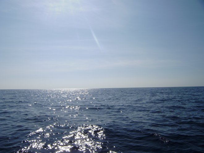 De zonovergoten, oogverblindende lege zee in de Golf van Taranto