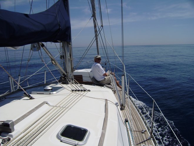 Oversteek Straat van Otranto. Ik zit op het voordek te kijken en te lezen