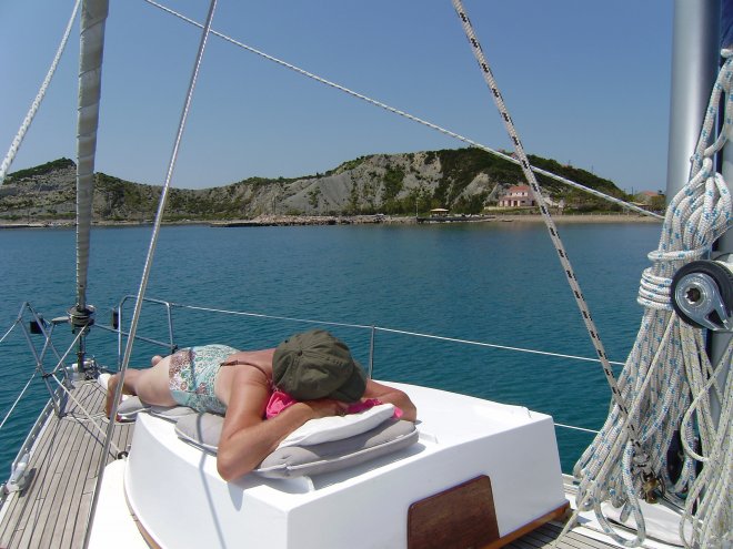 Op het voordek werkt Ans haar teint bij
