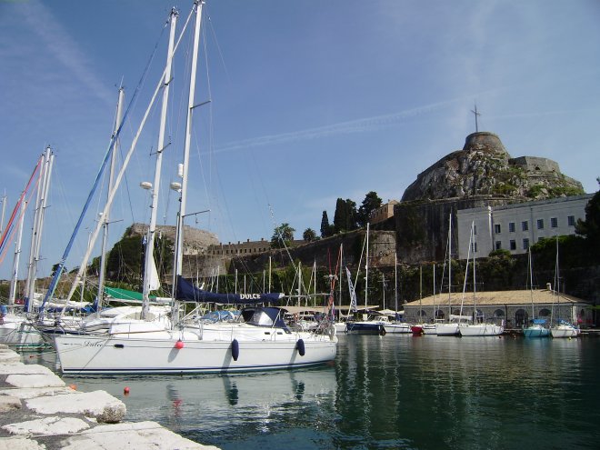Dulce in Mandraki Marina onder de Venetiaanse vesting bij de oude stad Kerkyra