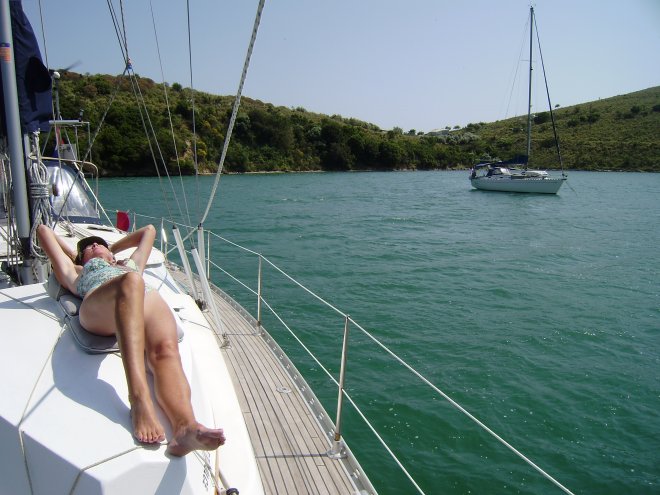 Diep achterin de bochtige baai van Valtou. Rechts ligt Kiara voor anker (links ligt Ans voor anker))