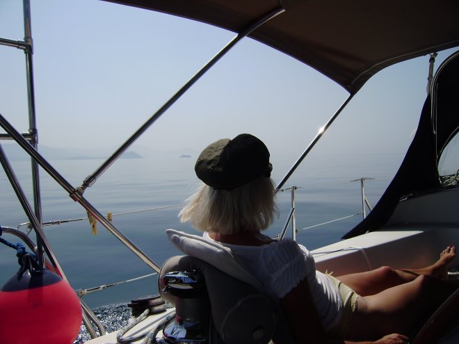 Over de spiegelgladde binnenzee van Korfu varen we pal naar het zuiden