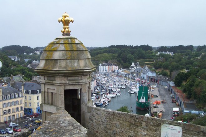 Zicht op de binnenhaven van Le Palais vanaf de zuidwal van de Citadelle Vauban. De haven is propvol en afgesloten voor de komende storm.