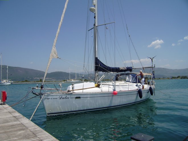 Ans spuit de boot af. Het is nog rustig in Lefkas Marina