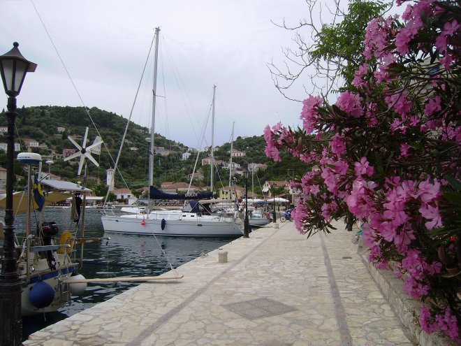 Nog een foto van Dulce aan de kade van Kioni op Ithaka