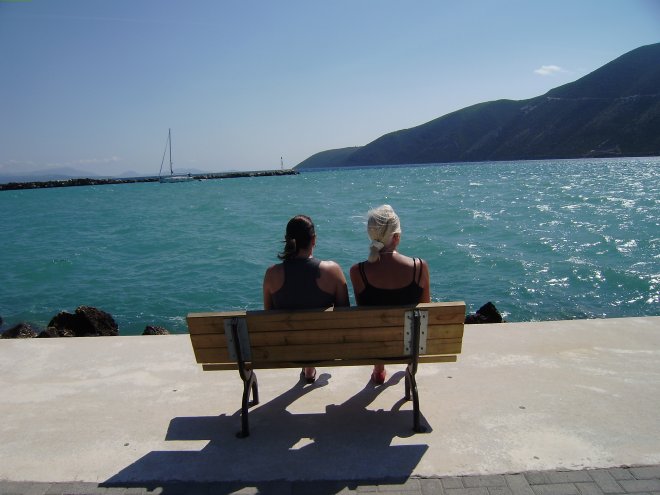 Op de kade in Vasilikí. Moeder en dochter raken nooit uitgepraat