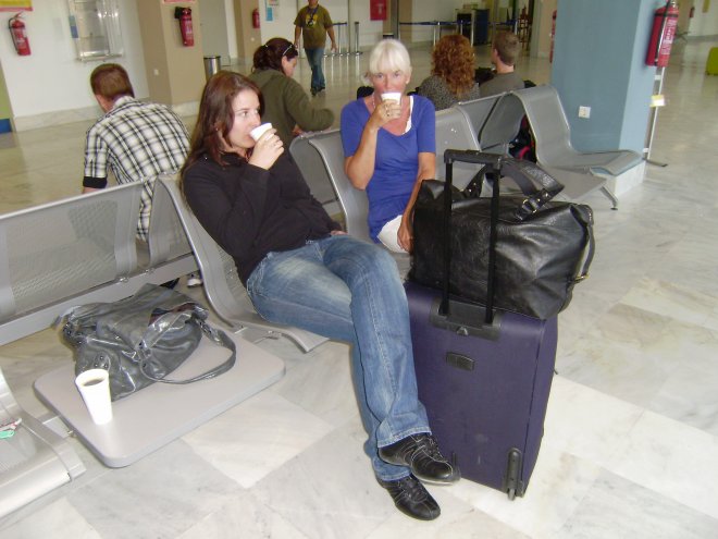 Wachten op de terugvlucht van Tessa op het vliegveld Aktio