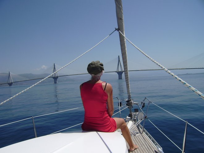 De nieuwe brug tussen Rhion en AntiRhion verbindt de Peloponnesos met het Europese vasteland