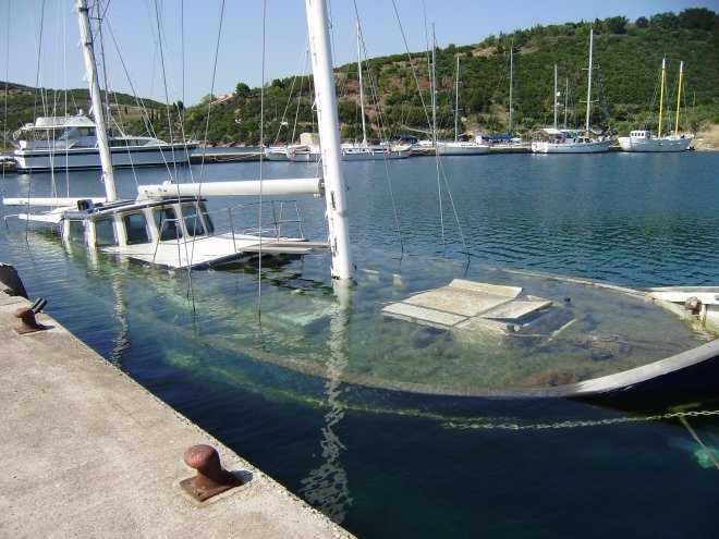 Een gezonken tweemaster in het haventje van Trizónia. Je zult je schip na de winter toch zo terugvinden...