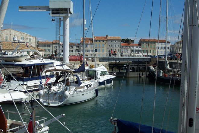 Zojuist de boot verhuisd. Nu ligt onze Dulce afgemeerd bij het sluisje voor de binnenhaven van Saint-Martin-de-Ré.