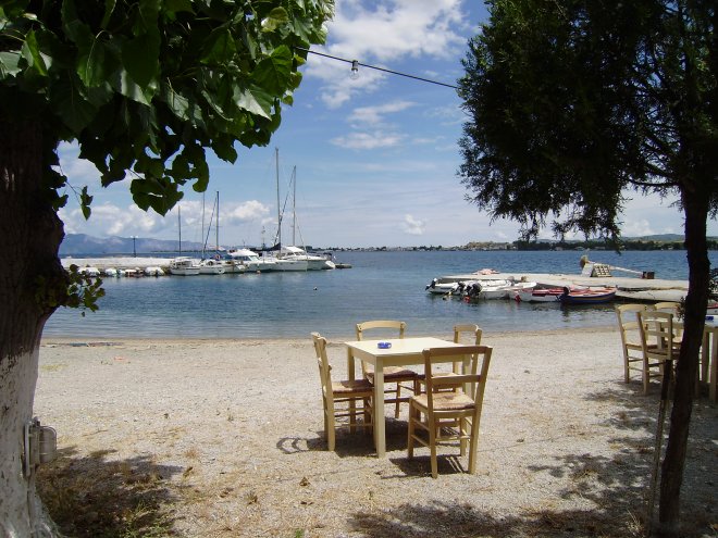 Haventje van Pyrgos. Aan het eind van de havendam liggen Kiara en Dulce