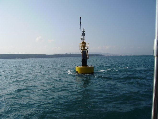 Bij een boei op een nauw punt bij Nara in de Dardanellen staat bijna twee knopen tegenstroom