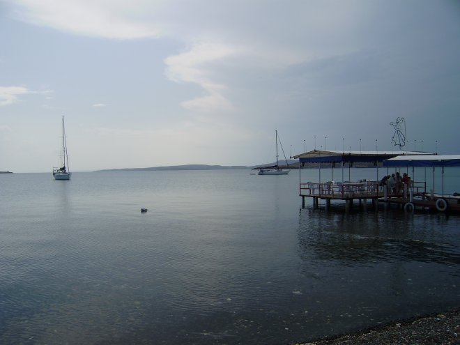 Dulce (l) en Kiara geankerd bij Pasjalimani. Rechts het overdekte vlondertje van het restaurant. Op de achtergond het eiland Koyun