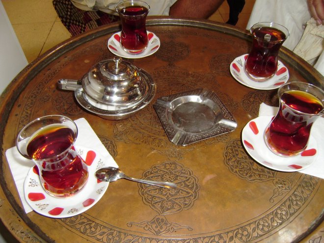 In de Grote Bazaar van Istanboel drinken we glaasjes heerlijke Turkse thee