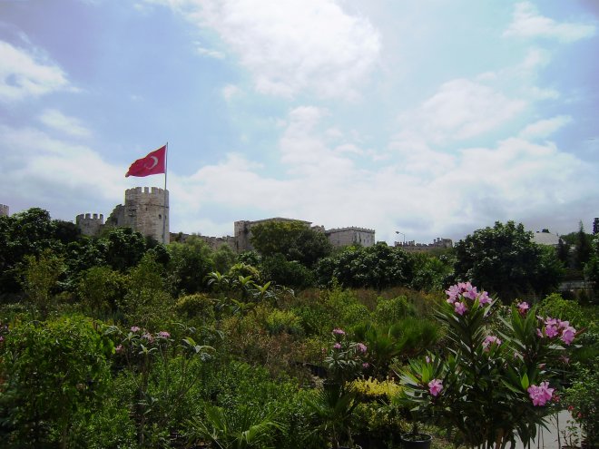De Theodisiaanse stadsmuren met in het midden van de foto de Gouden Poort