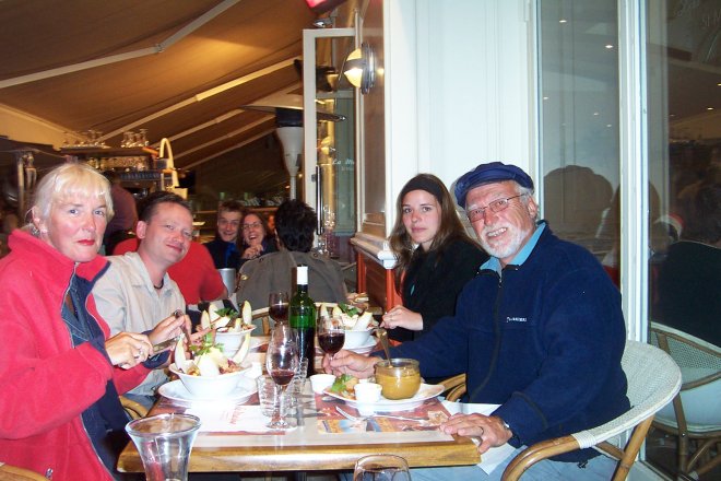Etentje in Restaurant "La Marine" Ans, Jeff, Tessa en Tom. Natuurlijk is er altijd iemand (zucht) bereid de obligate tafelfoto te maken.