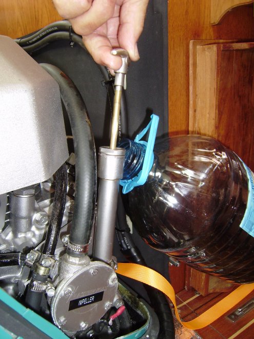 Het pompje waarmee je de motorolie handig uit het carter van de generator in een plastic fles pompt