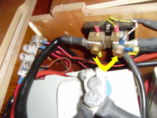 Dit is de shunt van de accubewaker, die de laadstromen meet behalve die van de zonnepanelen. Verplaatsen van de mindraad van de zonnepanelen zoals de pijl aangeeft, lost het probleem op