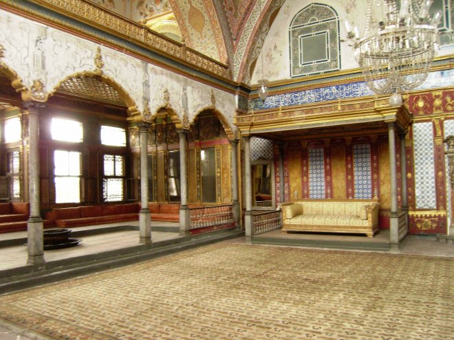 De familie- en ontvangstzaal van de sultan in de harem van het Topkapi Paleis