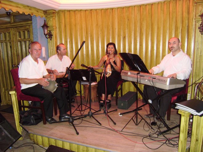 De musici van Umit Coskun in restaurant Camelia Garden. Tweede van links is de Kanun
