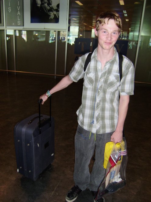 En daar verschijnt Bas met zijn gitaar op zijn rug