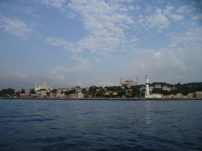 Invaart van de Bosporus. Links de Blauwe Moskee, rechts naast de vuurtoren de Hagia Sofia