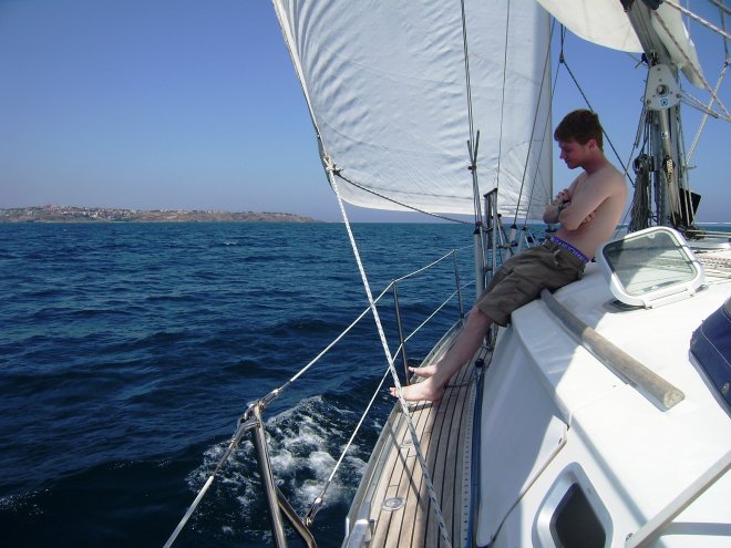 We naderen kaap Karakya. Bas blijft wijselijk zoveel mogelijk in de schaduw